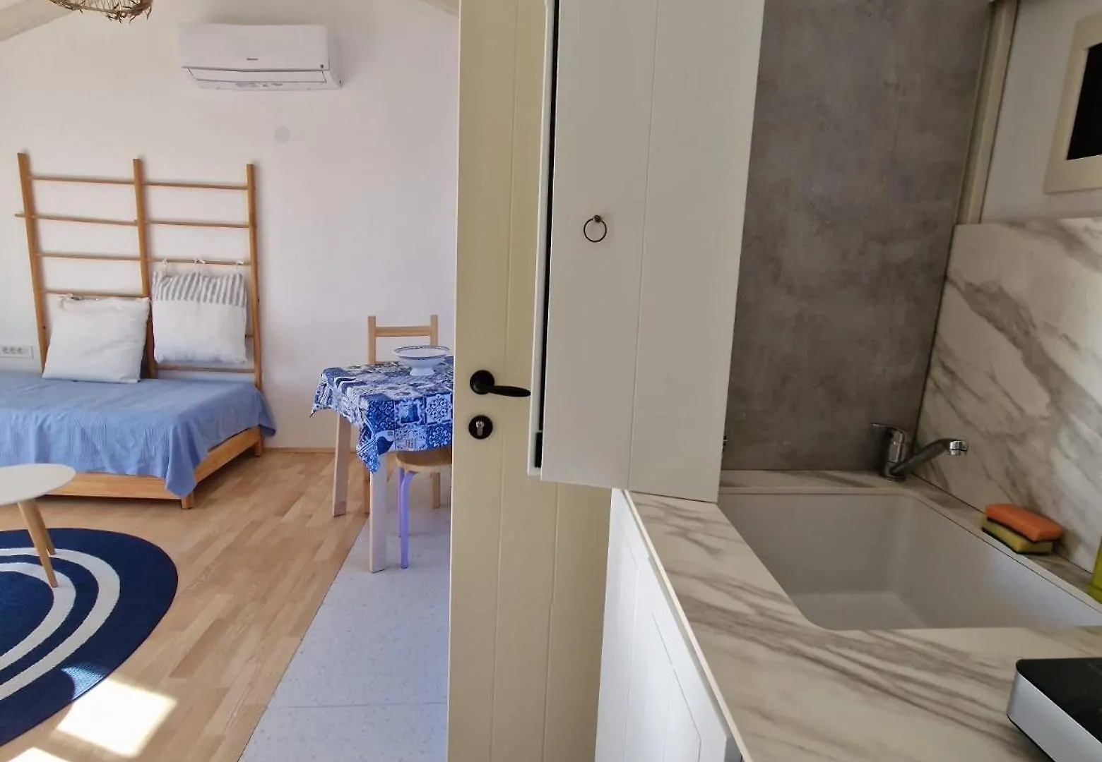 Apartments Ivas ザンブラティヤ